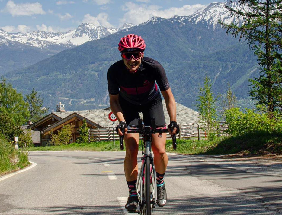 Cycliste Marjorie Maki sur son vélo en montagne