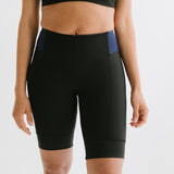 Coureuse montrant le short Rebecca vue de face, idéal pour les séances de running grâce à sa coupe ergonomique.