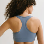 Vue arrière de la brassière de sport Robyn, mettant en évidence le design du dos et les finitions. #color_Bleu